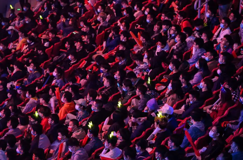 Los fanáticos ven la final del Campeonato Mundial de Videojuegos de League of Legends entre el equipo Suning de China contra el equipo Damwon de Corea del Sur en el estadio de fútbol SAIC Pudong en Shanghai el 31 de octubre de 2020 (Foto de Hector RETAMAL / AFP) (Foto de HECTOR RETAMAL / AFP a través de Getty). Imágenes)
