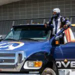 Soldados de Overwatch 76 conductores de cosplay chocan su camion