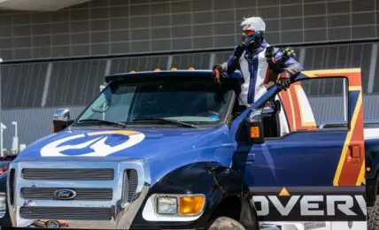 Soldados de Overwatch 76 conductores de cosplay chocan su camion