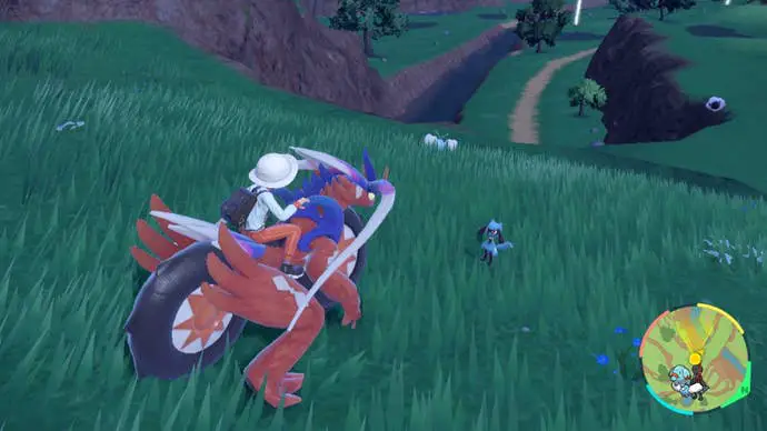 Cómo obtener a Riolu en escarlata y violeta: un niño de anime se sienta en un gran lagarto rojo en un campo y mira a una pequeña criatura azul y negra con orejas caídas.