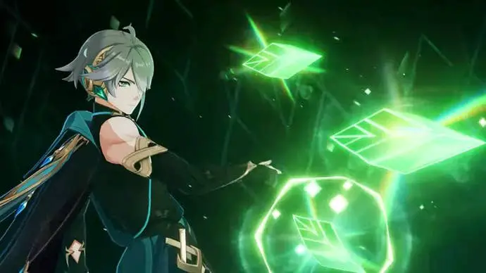Genshin Impact Alhaitham Team: un hombre de anime con cabello plateado corto, vestido con una capa verde sobre una camisa negra transparente, arroja tres objetos puntiagudos brillantes frente a él.