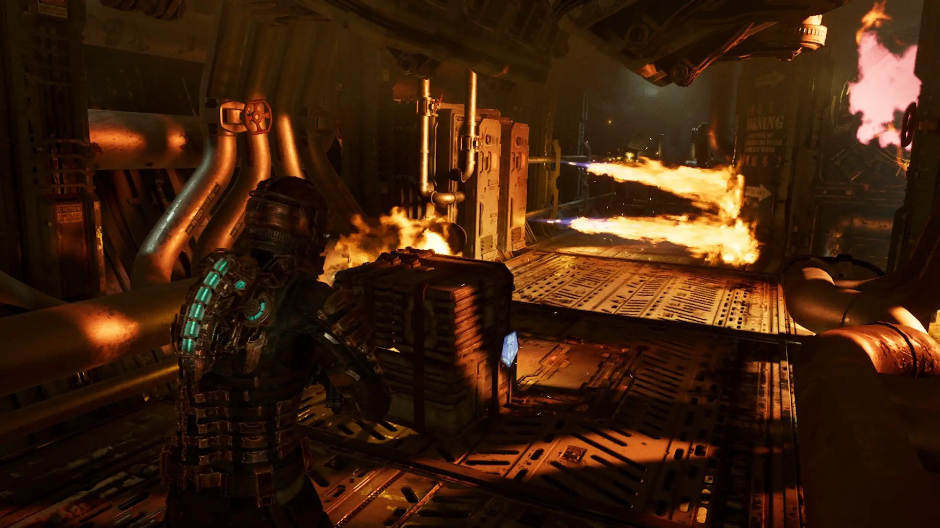 Isaac usa Kinesis en una caja para navegar trampas de fuego en Dead Space
