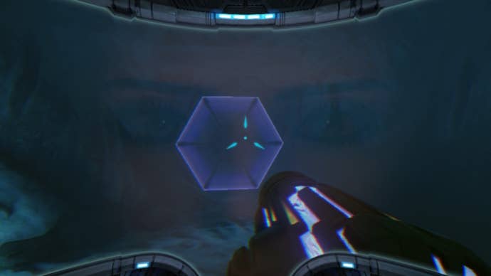 Samus frente a la puerta de rayos bajo el agua en Metroid Prime Remastered