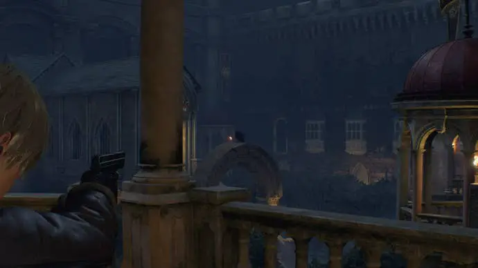 Leon apunta a un cuervo en el patio del castillo del remake de Resident Evil 4