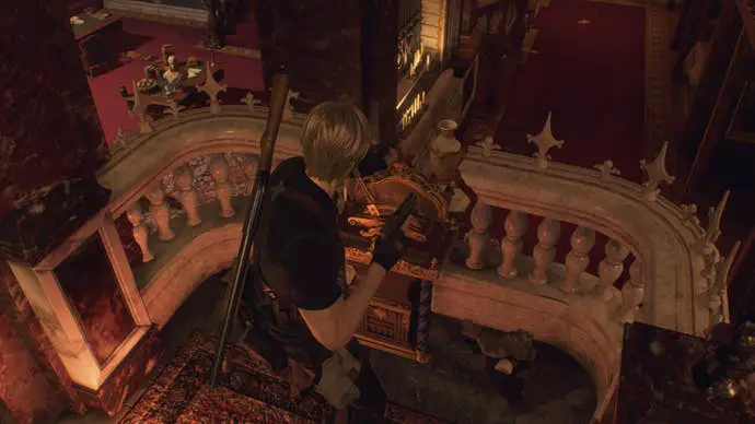 Leon tira de la palanca para levantar el puente en la galería en el remake de Resident Evil 4