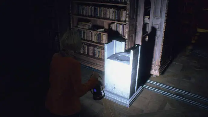 Ashley frente al pedestal de su linterna en la biblioteca de Resident Evil 4 Remake