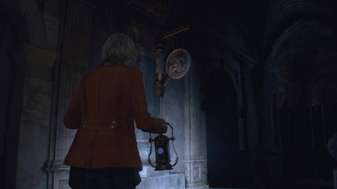 Ashley mira hacia el mausoleo Gong en Resident Evil 4 Remake