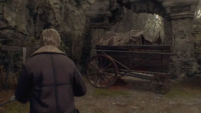 En el Capítulo 1 de Resident Evil 4 Remake, Leon mira un carro con una vaca muerta que necesita ser movida