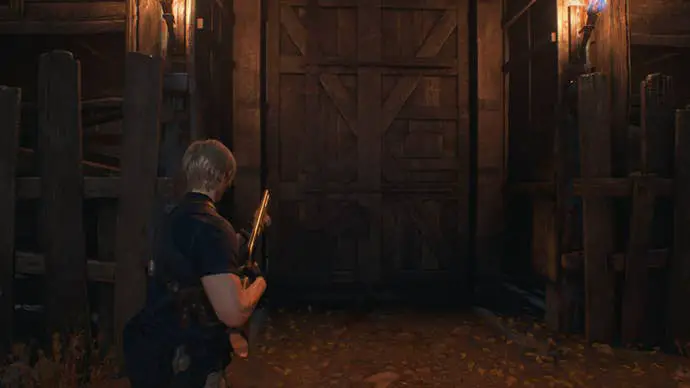 Leon mira una puerta que necesita una manivela para funcionar en Resident Evil 4 Remake