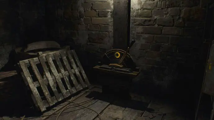 Se muestra una palanca junto a unas paletas de madera en Resident Evil 4 Remake