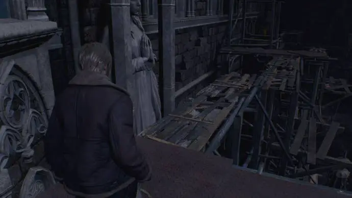 Leon mirando algunos tablones poco resistentes en Resident Evil 4 Remake