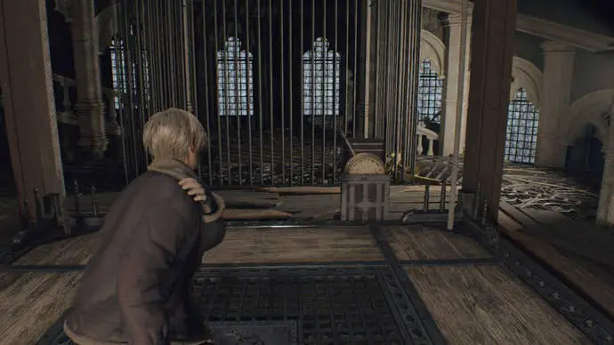 En Resident Evil 4 Remake, Leon se para en un ascensor de madera con palancas