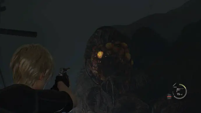 Leon apunta con un arma a la entrada de la colmena de insectos en Resident Evil 4 Remake