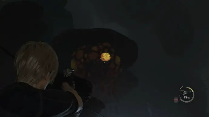 Leon apunta su arma a la entrada de la colmena de insectos en Resident Evil 4 Remake