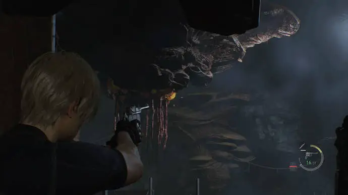 Leon apunta a la entrada de la colmena de insectos en el remake de Resident Evil 4
