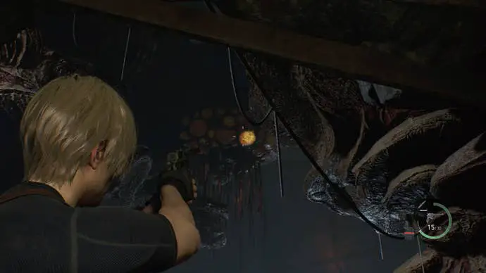 Leon apunta su arma a la entrada de la colmena de insectos en Resident Evil 4 Remake