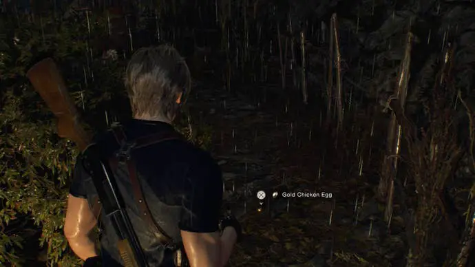 Leon Kennedy encuentra un raro huevo de oro detrás de los arbustos junto a un lago en Resident Evil 4