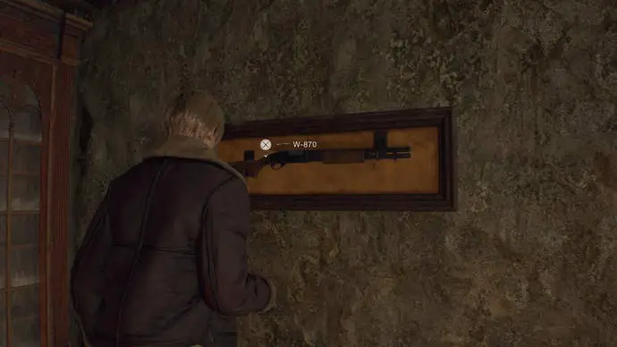 Leon Kennedy agarra una escopeta W-870 de una pared en Resident Evil 4.