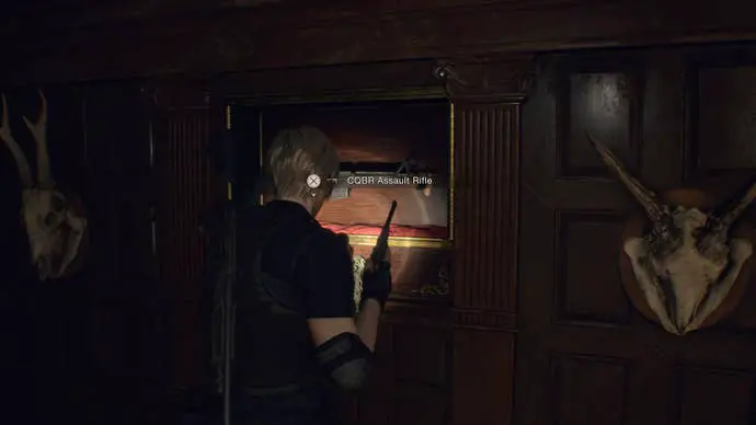 Leon Kennedy enciende su rifle de asalto CQBR con una linterna en Resident Evil 4