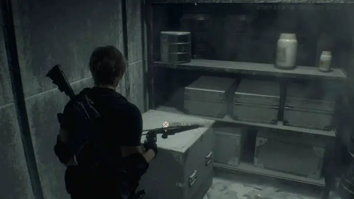 Resident Evil 4 Leon Kennedy de pie junto al LE 5 SMG en el congelador