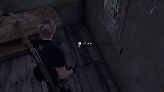 Leon Kennedy rompe la caja para revelar a Viper en Resident Evil 4
