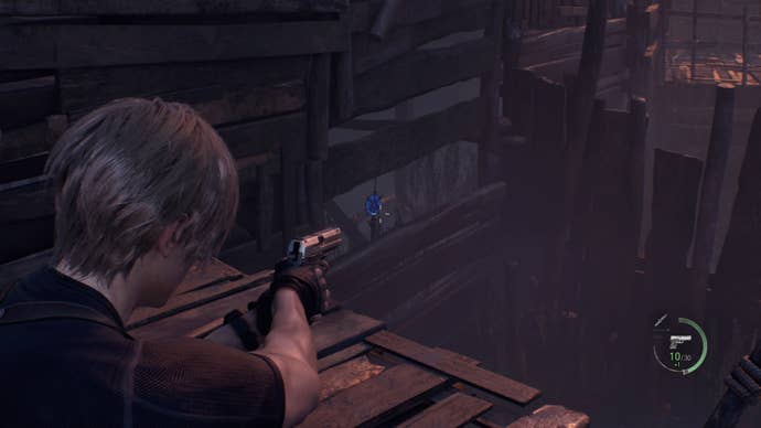 Medallón Resident Evil 4 azul bajo estructura de madera.