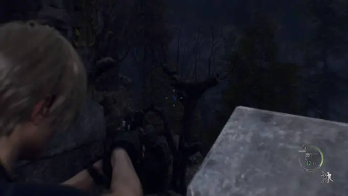 Resident Evil 4 Leon Kennedy apoyándose en las escaleras para disparar al medallón azul