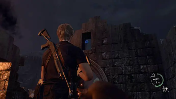 Resident Evil 4 área de la puerta del castillo Leon Kennedy levantó su pistola y disparó la medalla azul
