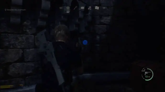 El medallón azul escondido en el pequeño rincón del área de Castle Gate en Resident Evil 4