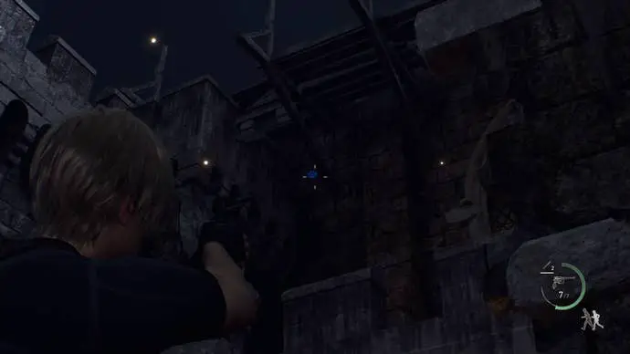 En unos andamios en la zona de Castle Gate de Resident Evil 4, un medallón azul cuelga muy por encima de la cabeza de Leon