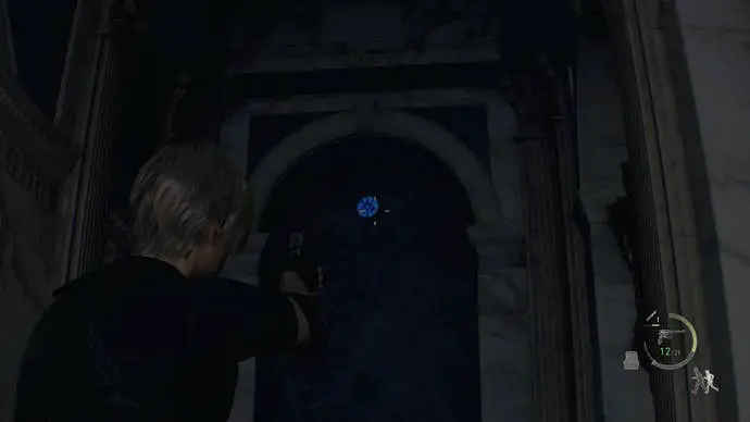 El medallón azul que cuelga en la entrada del vestíbulo de Resident Evil 4