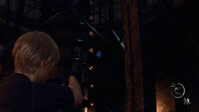Un medallón azul cuelga sobre el cañón en el área de Castle Gate de Resident Evil 4