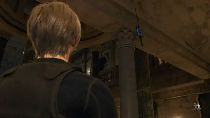 Leon Kennedy junto a la medalla azul detrás de la estatua inacabada en el vestíbulo de Resident Evil 4