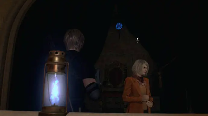 Leon Kennedy y Ashley de pie junto al medallón azul en el balcón de Resident Evil 4 Armory