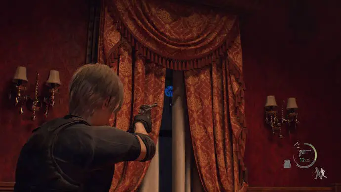 Un medallón azul está escondido dentro de algunas de las cortinas en el restaurante Resident Evil 4