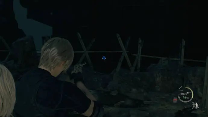 Resident Evil 4 Leon Kennedy apuntando con su pistola al medallón azul junto a la terminal de carga