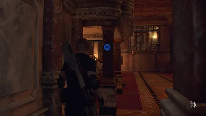 Leon Kennedy de pie junto al medallón azul en la esquina trasera de la galería en Resident Evil 4