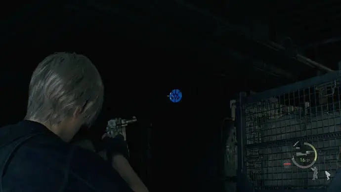 Medallas azules escondidas detrás de unas cajas en el depósito de carga de Resident Evil 4