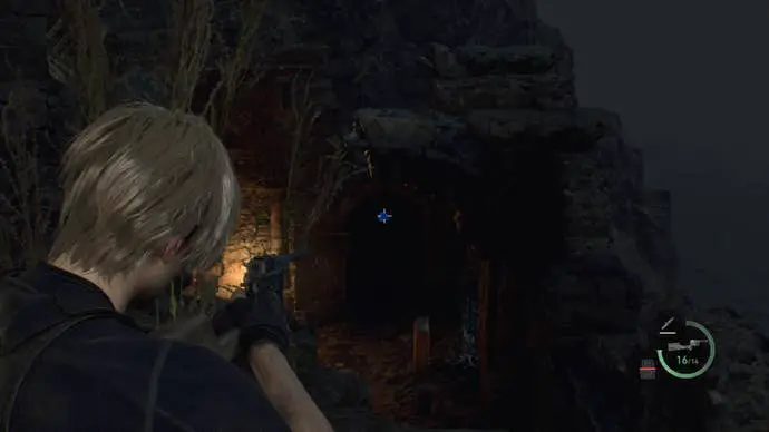 Resident Evil 4 Leon Kennedy apuntó con su pistola al medallón azul en las ruinas al borde del acantilado