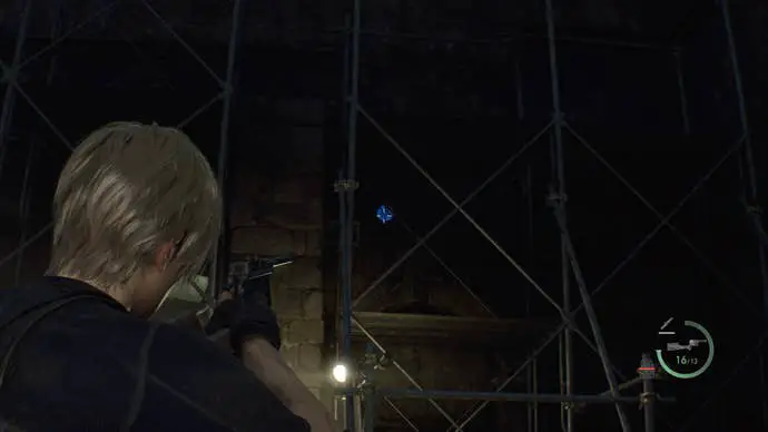Medallón azul de Resident Evil 4 dentro del andamio de las ruinas del acantilado