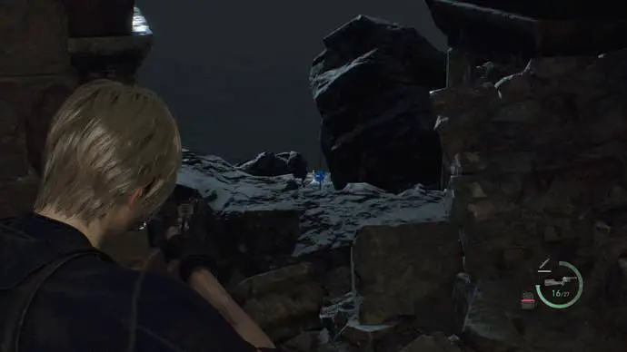 En las ruinas del acantilado de Resident Evil 4, Leon Kennedy apunta al medallón azul al costado de la carretera.