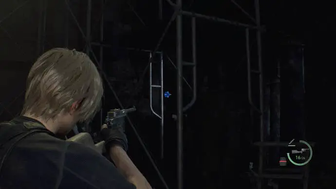 Un medallón azul cuelga de la parte superior de una escalera en las ruinas del acantilado de Resident Evil 4