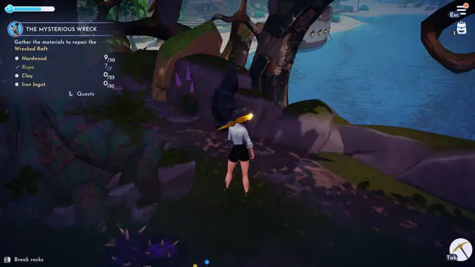 Un jugador se para frente a una roca en Woodlands of Trust en Disney Fantasy Valley, utilizada para extraer mineral de hierro.