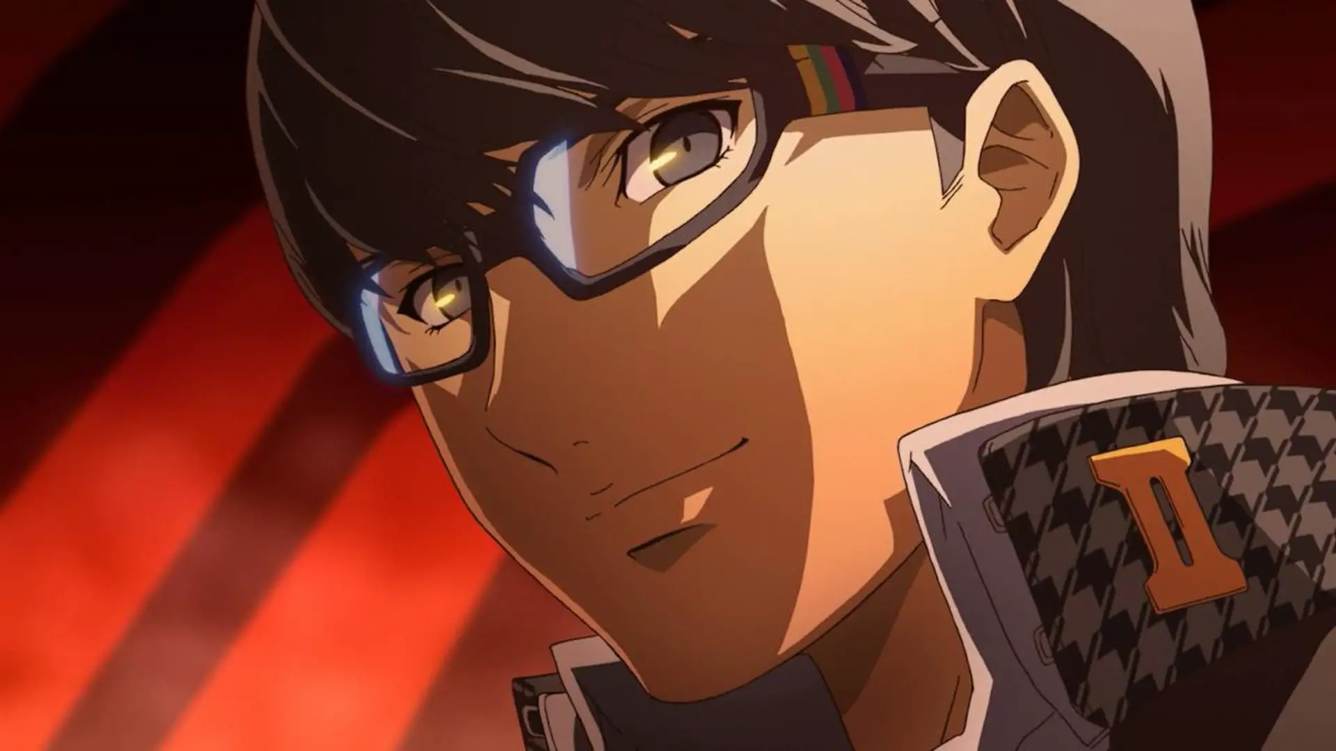 Persona 4 Golden Ending: el chico anime viste una camisa de cuello alto en blanco y negro, anteojos cuadrados y una sonrisa siniestra.Fondo rojo rayado detrás de él