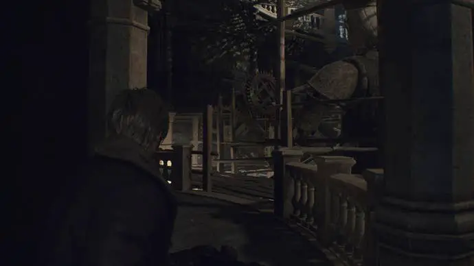 Leon mirando algunos andamios en la torre del reloj de Resident Evil 4 Remake