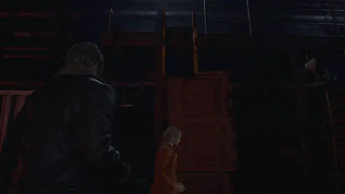 En la nueva versión de Resident Evil 4, Leon frente a la escalera, Ashley de pie frente a la escalera