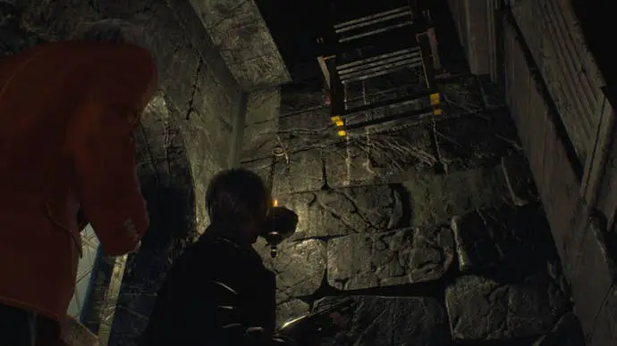 Leon mira una escalera plegable en una iglesia en la nueva versión de Resident Evil 4
