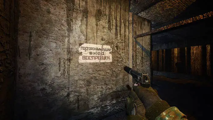 Los jugadores con pistolas miran el logo oxidado en el mod revisado hecho por fanáticos para STALKER: Shadow of Chernobyl.