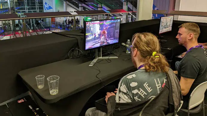 Dos personas juegan Street Fighter 6 como VsFighting X