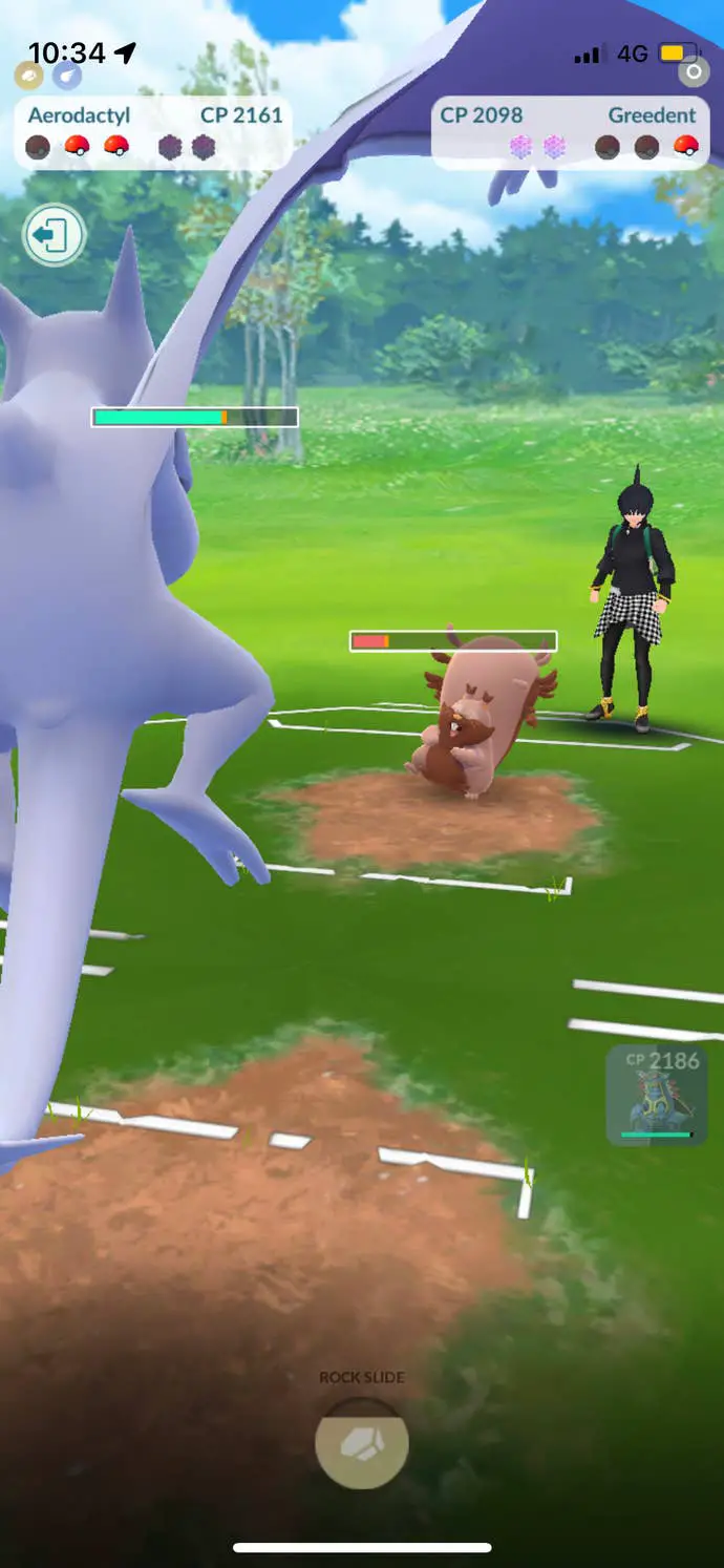 Un pterodáctilo lucha contra retadores codiciosos en Pokémon Go